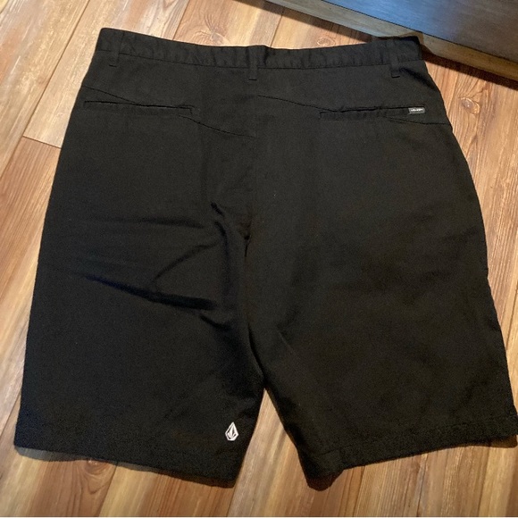 Black Volcom Shorts, Men’s Size 40 - Picture 2 of 12